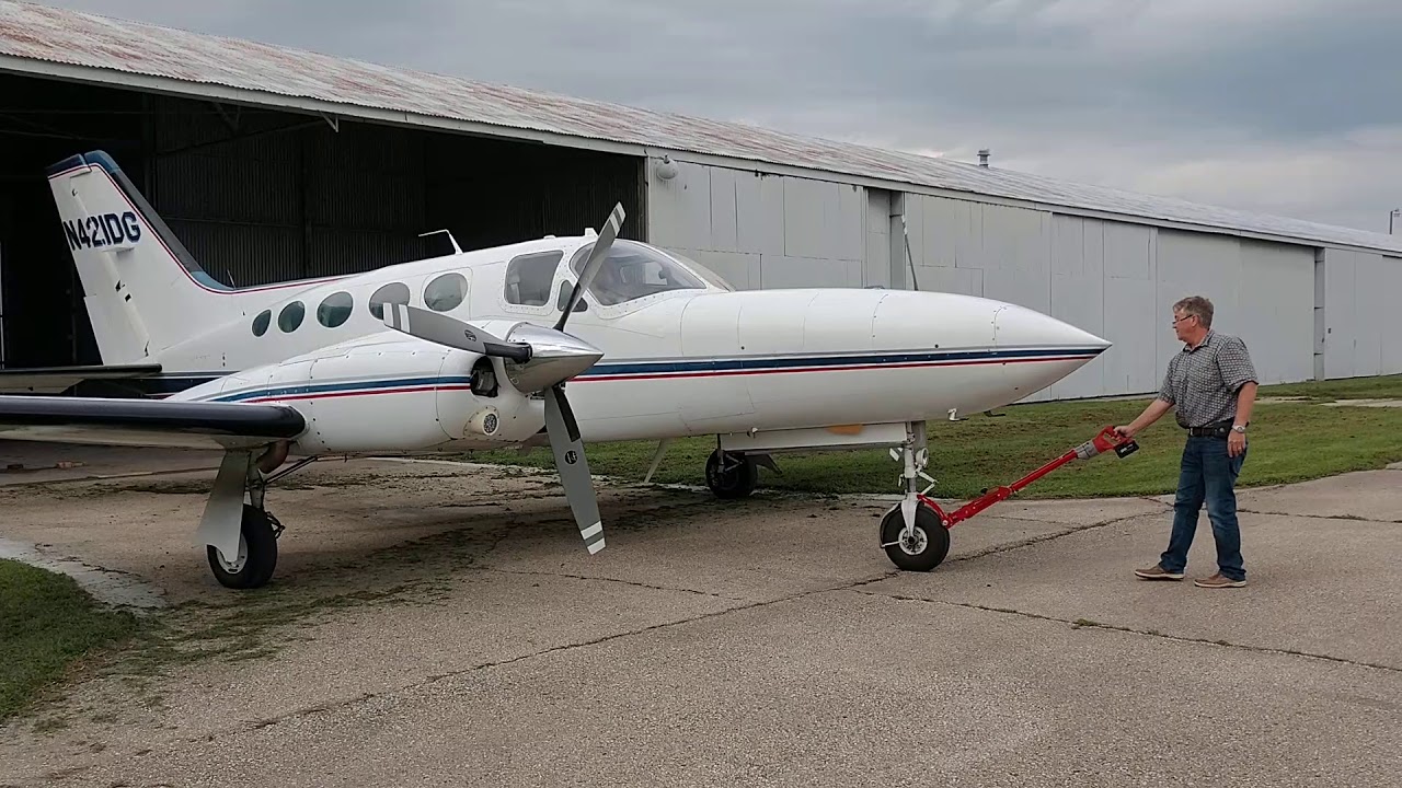 Sidewinder aircraft tug pulling CESSNA 421C