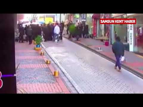 Samsun'da Kaldırımda Otomobilin çarptığı Yaya, Aracın üzerine Devrilmesinden Son Anda Kurtuldu
