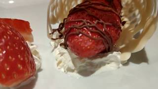 طريقة سهلة للتزيين الكيك والفواكه بالشوكولاتة /  How to make chocolate to decorate cake and fruit