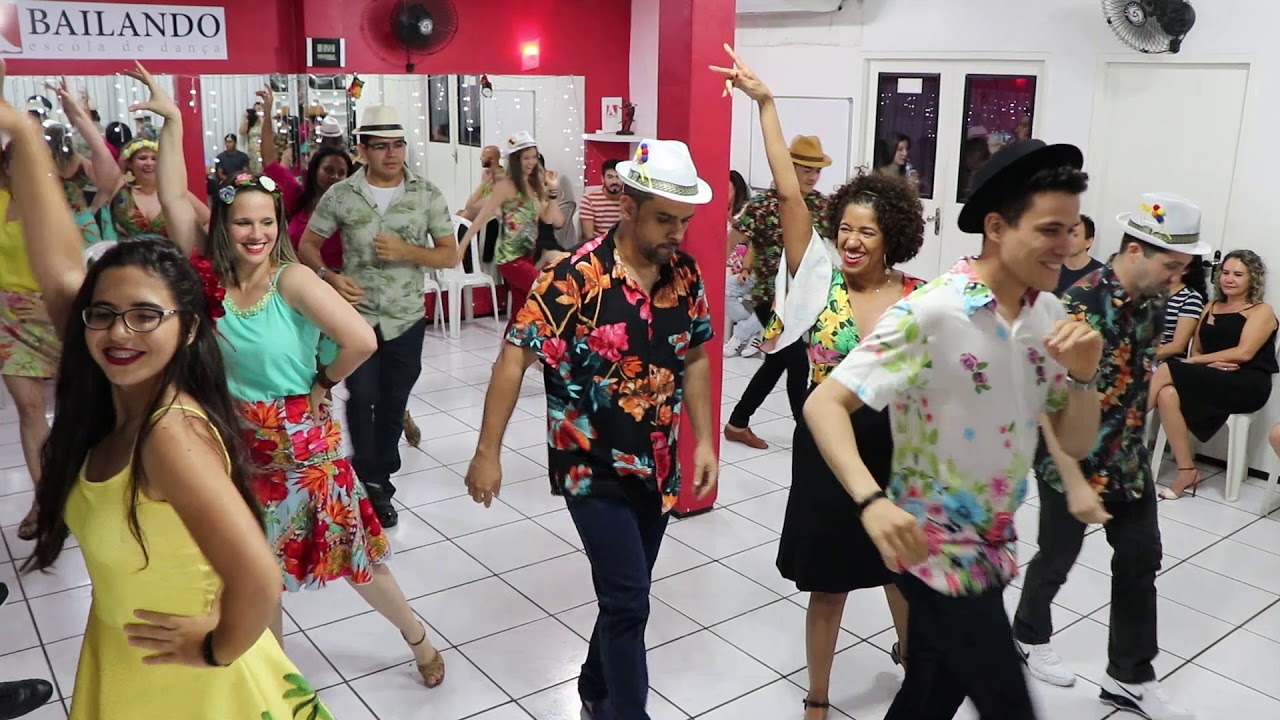 Apresentação de Salsa com os bailantes da turma de segunda, que lindos
