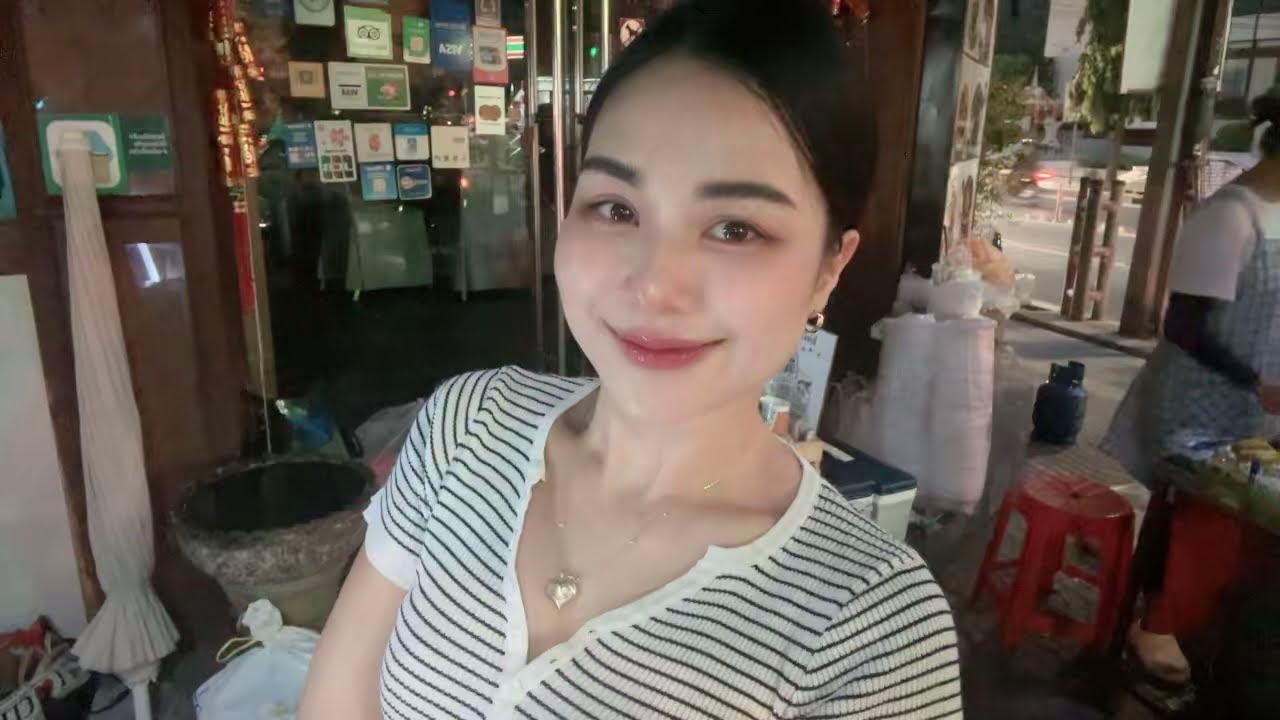 LIVE Street Café - Welcome Family 🤗 Ploysai Coffee Lady in Bangkok Thailand - Thai Street Food