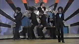 THE JACKSON 5 - Presenting &#39;Best Rhythm and Blues Group&#39; at the Annual Grammy Awards (1974)
