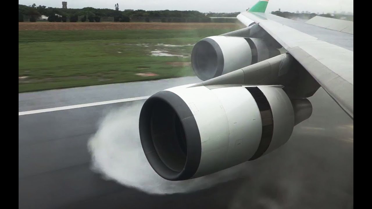 波音747着陆瞬间，引擎上演反推吹水，超霸气！ - YouTube