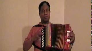 EDILIO  PAREDES-CON  SU  ACORDEON-LA  PLAYA  DE  ORI