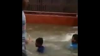 kumpulan status wa lucu.keseruan saat banjir