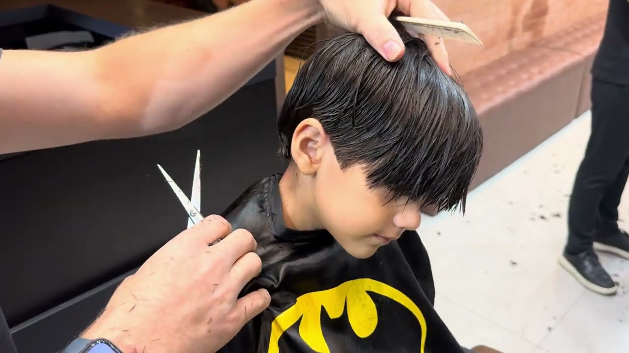 Corte Infantil Perfeito: Estilo Clássico com Toque de Super-Herói! 💈✂️