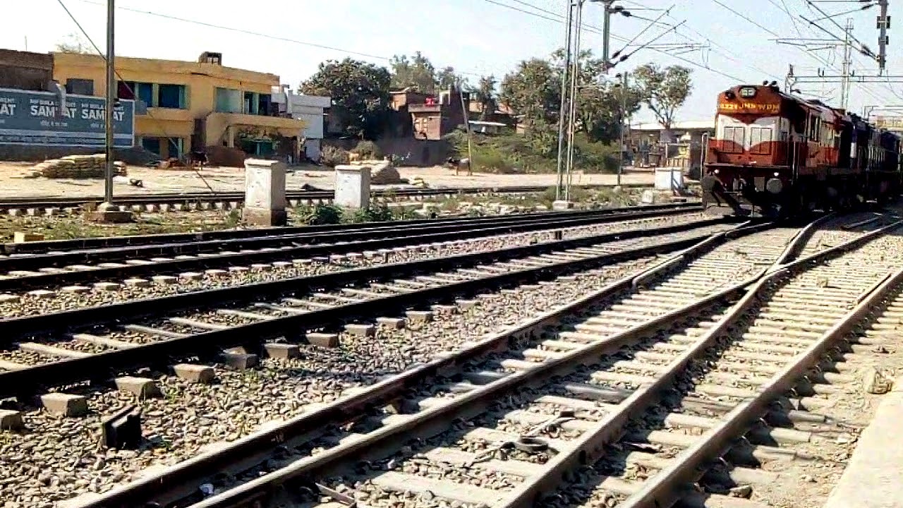 Train 15024 DN (YPR - GKP) Bangluru To Gorakhpur Exp. Arriving at Orai ...