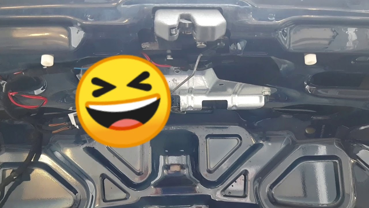 Простой ремонт кнопки багажника vw - YouTube