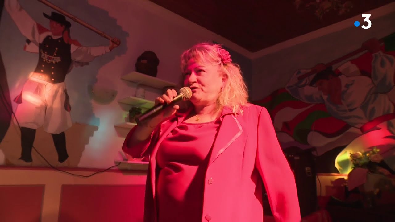 A Callac (22), la patronne de l'Auberge Basque tente de conserver ses clients... en chantant