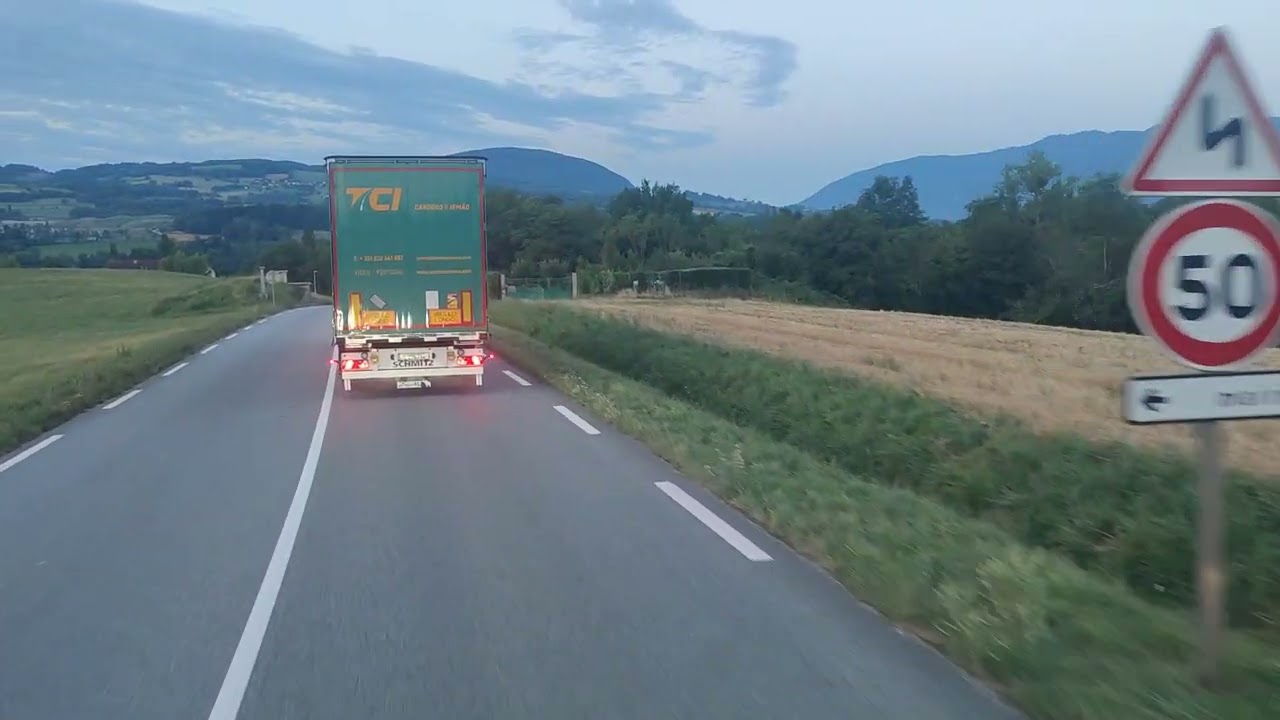 Őrült portugál sofőr és körforgalom körforgalom hátán, szerpentinnel meg spékelve.
