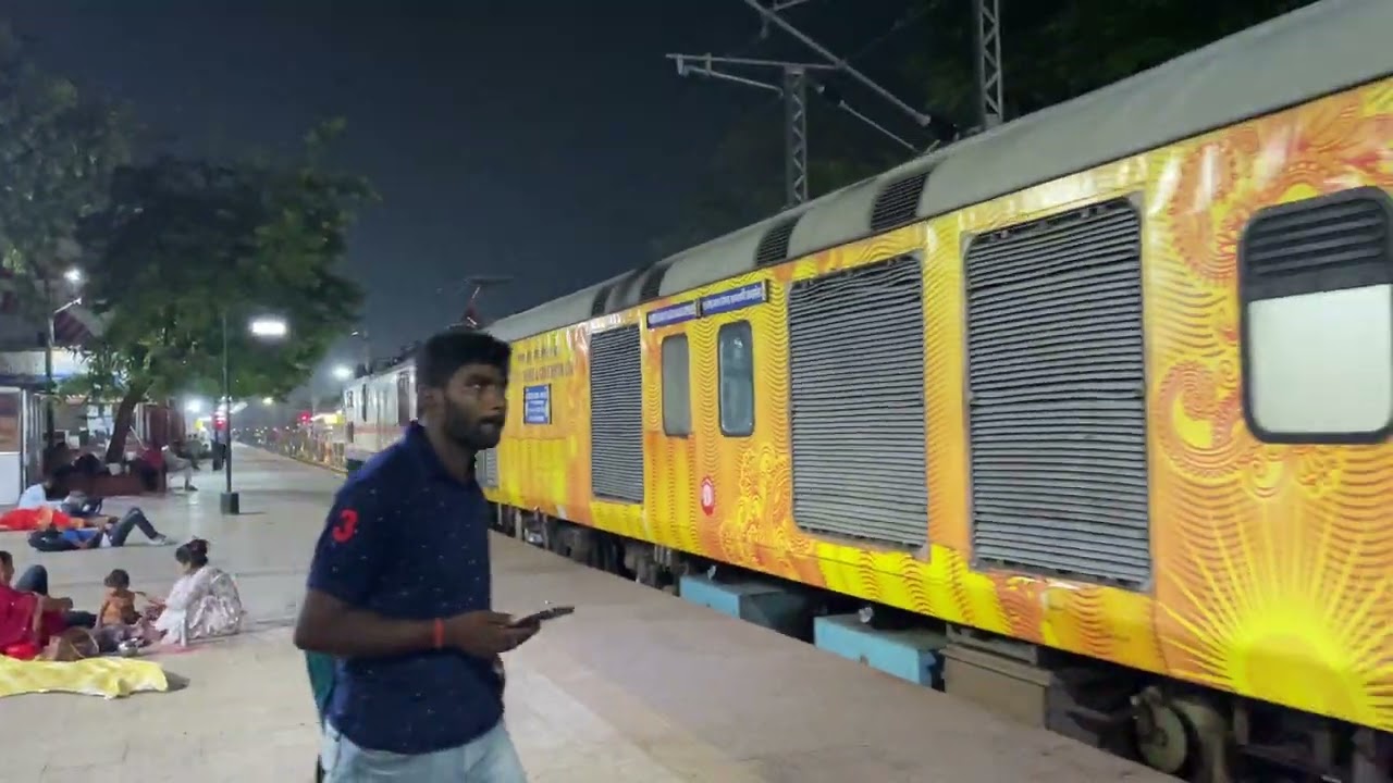Arrival of Patna Tejas Rajdhani at DDU😍✨