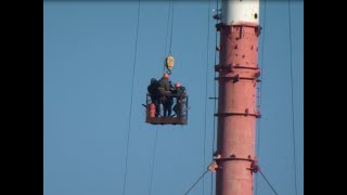 Опасная работа. Специалисты поднимаются на городскую ТВ вышку. Захватывающее зрелище. Высота - 160 м