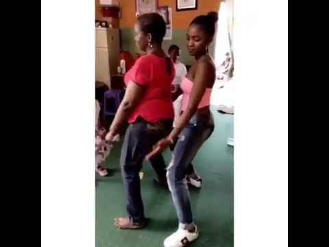 Simi sexy Dance Moves With Her Mum to Mark Mother's Day [PICS+VIDEO]