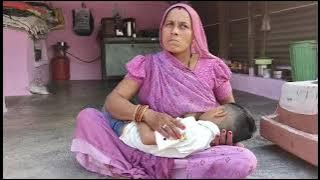 Ibu ibu di India menyusui anak yang udah besar