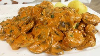 видео: Грибная сковорода с колбасой в сливочно-сливочном соусе, быстрый и вкусный рецепт картинка: Грибная сковорода с колбасой в сливочно-сливочном соусе, быстрый и вкусный рецепт