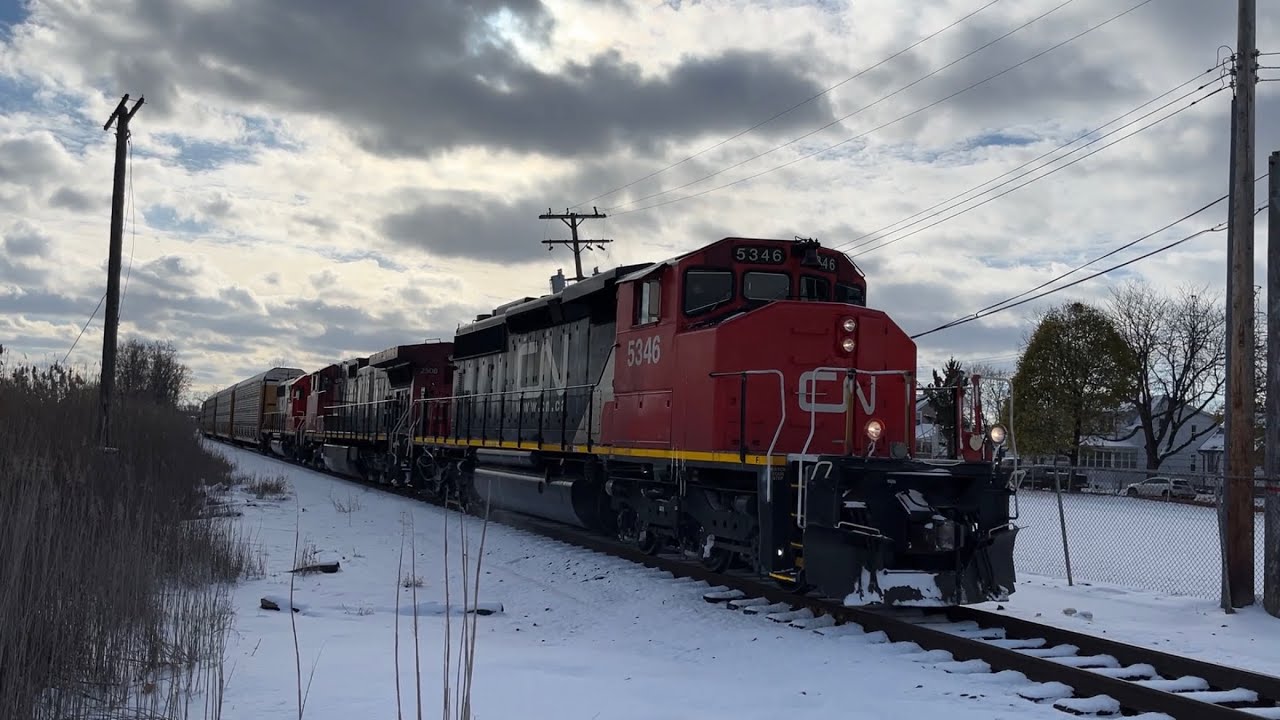 Great Lashup leads CN E251 north through Trenton, MI! (11/20/22) YouTube