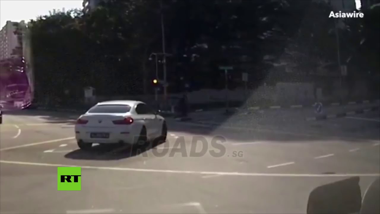 'Auto fantasma' sale de la nada y provoca un accidente - YouTube