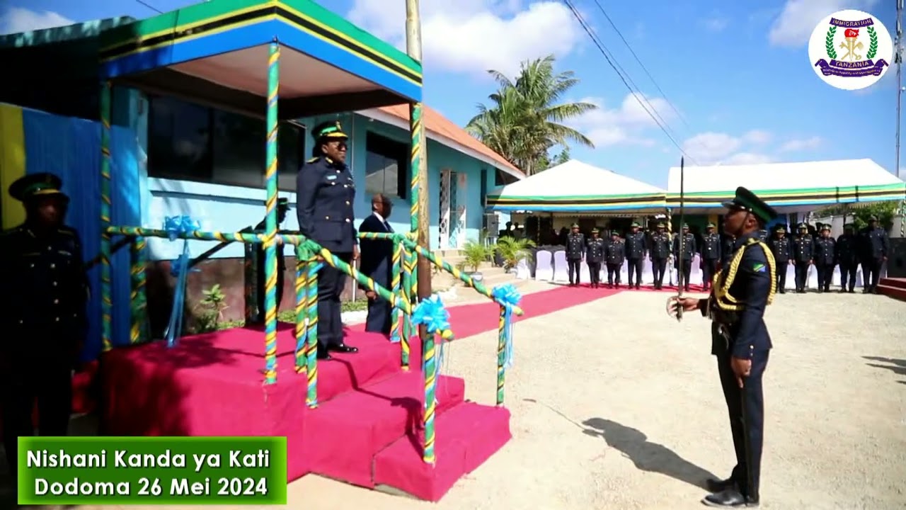 CGI DKT. ANNA MAKAKALA AKAGUA GWARIDE NA KUVISHA NISHANI MAAFISA NA ASKARI WA UHAMIAJI KANDA YA KATI