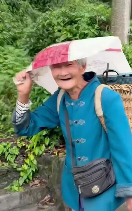 The Grandma Who Smiled Through the Rain❤️👵🏻#kindness#heartwarming#elderlycare#empathy#help#kind