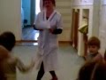 Воспитательница детсада танцует техно