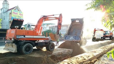 Xe Ben & Máy Xúc Làm Việc Giữa Trời Nắng 40 Độ: Ben & Excavator working in the 40 degree sun.