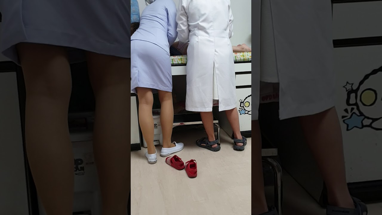 Chị Su đi chích vacxin nhắm mắt không khóc