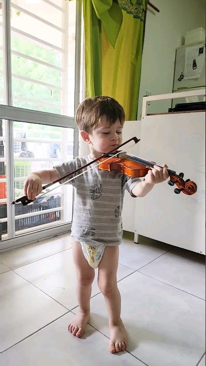 BEBE TOCA EL VIOLIN , esto fue lo que paso, primer día que le regalamos un VIOLÍN a mi hijo #shorts