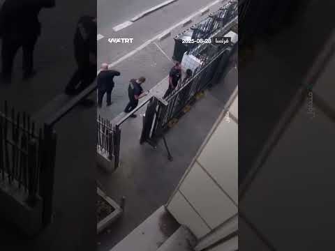 شرطي يصفع شابا ويبصق عليه