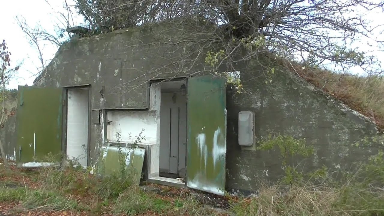 Flyvestation Værløse . Brændstofdepotet bag hegnet. 2018.