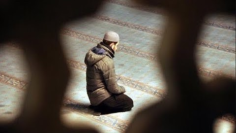 A është e vërtetë se njeriu që nuk e fal namazin e ikindisë i humbasin të gjitha veprat e mira?