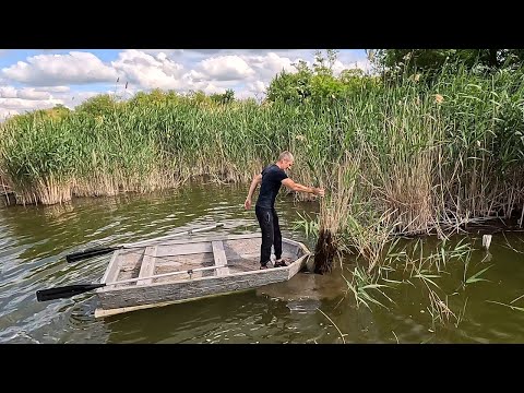 Видео: Подлатали лодку, чистим речку от мусора