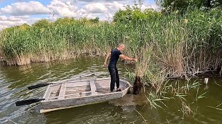 Подлатали лодку, чистим речку от мусора