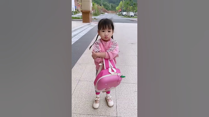 不靠譜爸爸帶娃，閨女還沒上車就走了，也不知道他急急忙忙去見誰#爸爸带娃 #家有萌娃 #亲子#funny #babygirl #亲子