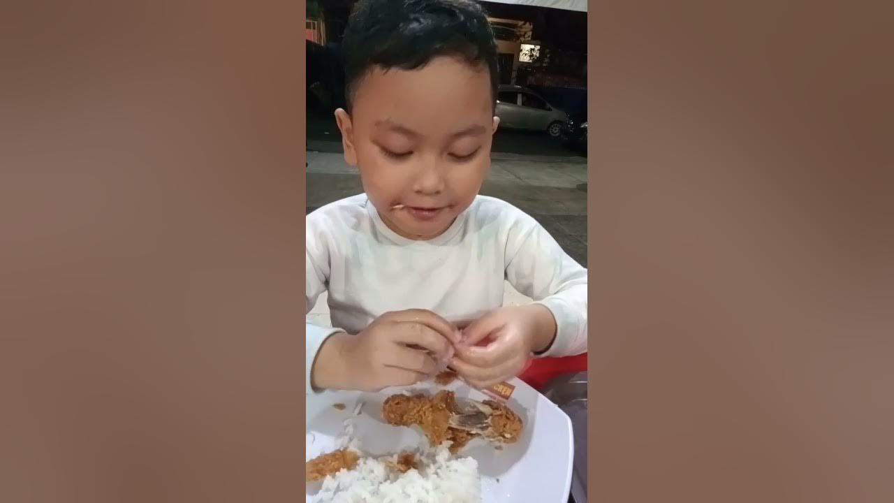 dedek makan ayam chicken...nambah guys 😁 - YouTube