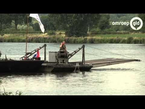 Defensie bouwt aan de pontonbrug bij Cuijk