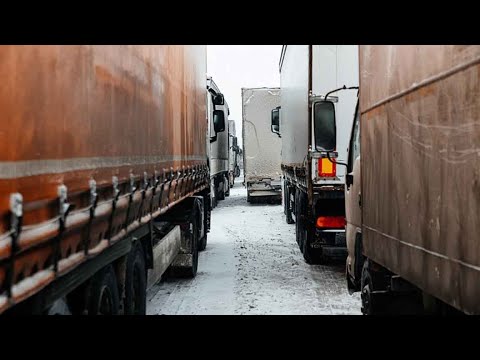 Фуры застряли в снежном плену на трассе М-7 в Татарстане. Открыты мобильные пункты питания