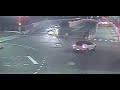 新莊路口驚悚撞！19歲女駕駛違規左轉 機車騎士閃不及倒地