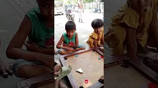 রাস্তার পথশিশুরা যারার মুখা দিয়ে কেরামবোর্ড খেলতাছে। অসাধারণ আনন্দ আর মজা। #bdlive