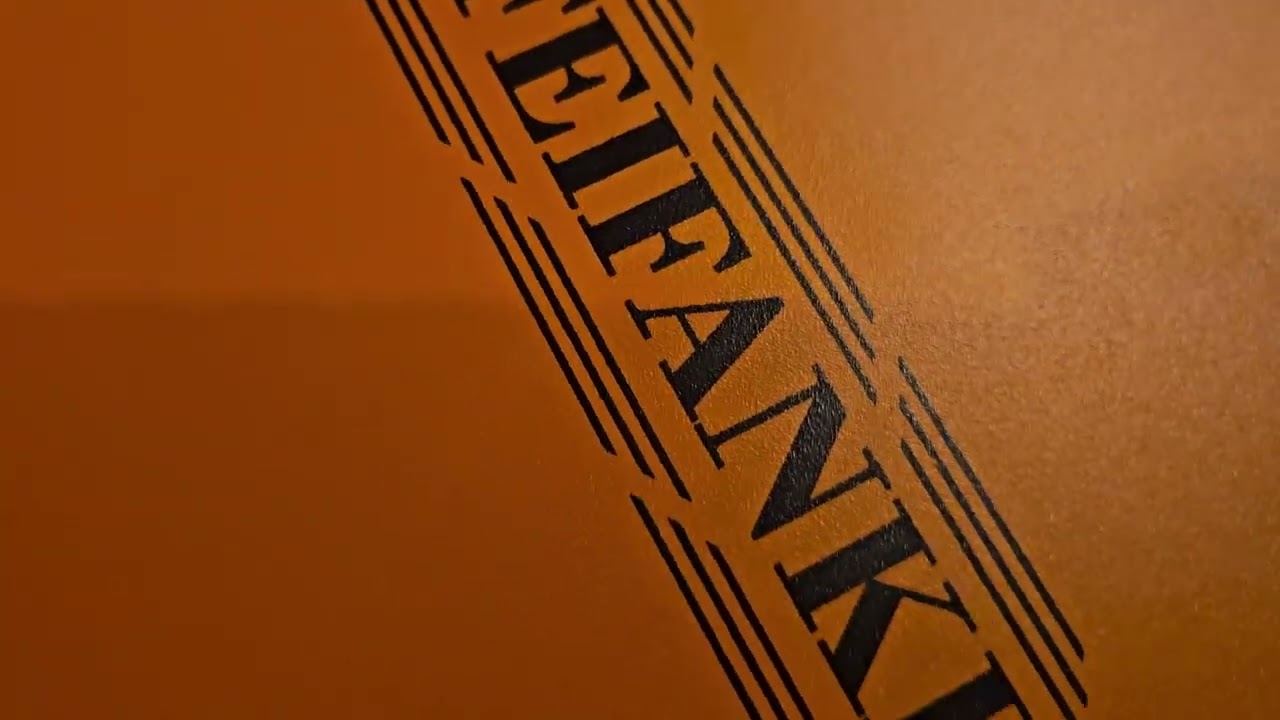 Потрёпанная коробка с Amazon, плазменный резак, сварочное оборудование.