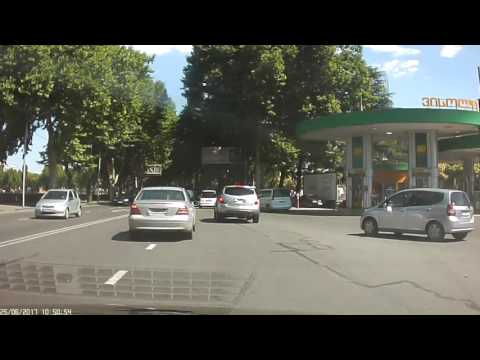 გვერდით არც იყურება და არც აინტერესებს.