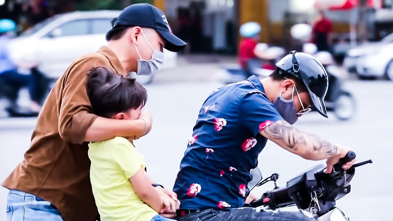 人販子趁亂抱走小女兒，哪知她爸爸是退役軍人，痛打一頓人人喊好