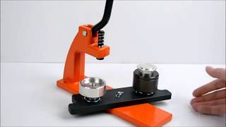 Come creare una spilla con base aperta (spilla a D) con una macchina per spille Ebadges