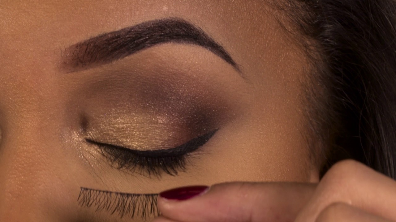 How to apply our false eyelashes 02