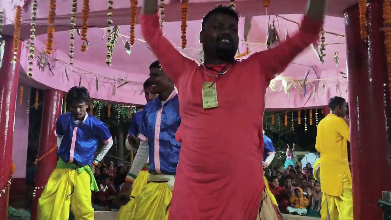 अजीत धीबर रंगदल रामपुर गांव में अपनी कला दिखाते हुए 