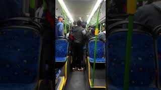 مشاجرة في باص بين شاب مصري و غامبي