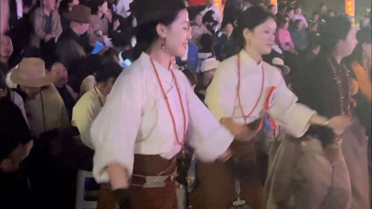 Recham 卓熱查姆和本地團隊等舞者一起鍋莊跳起來Zhuo Recham danced with the local team and other ...
