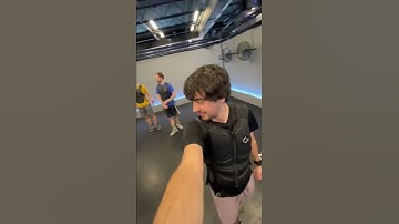 I tried hyper realistic VR gaming (zombie edition)