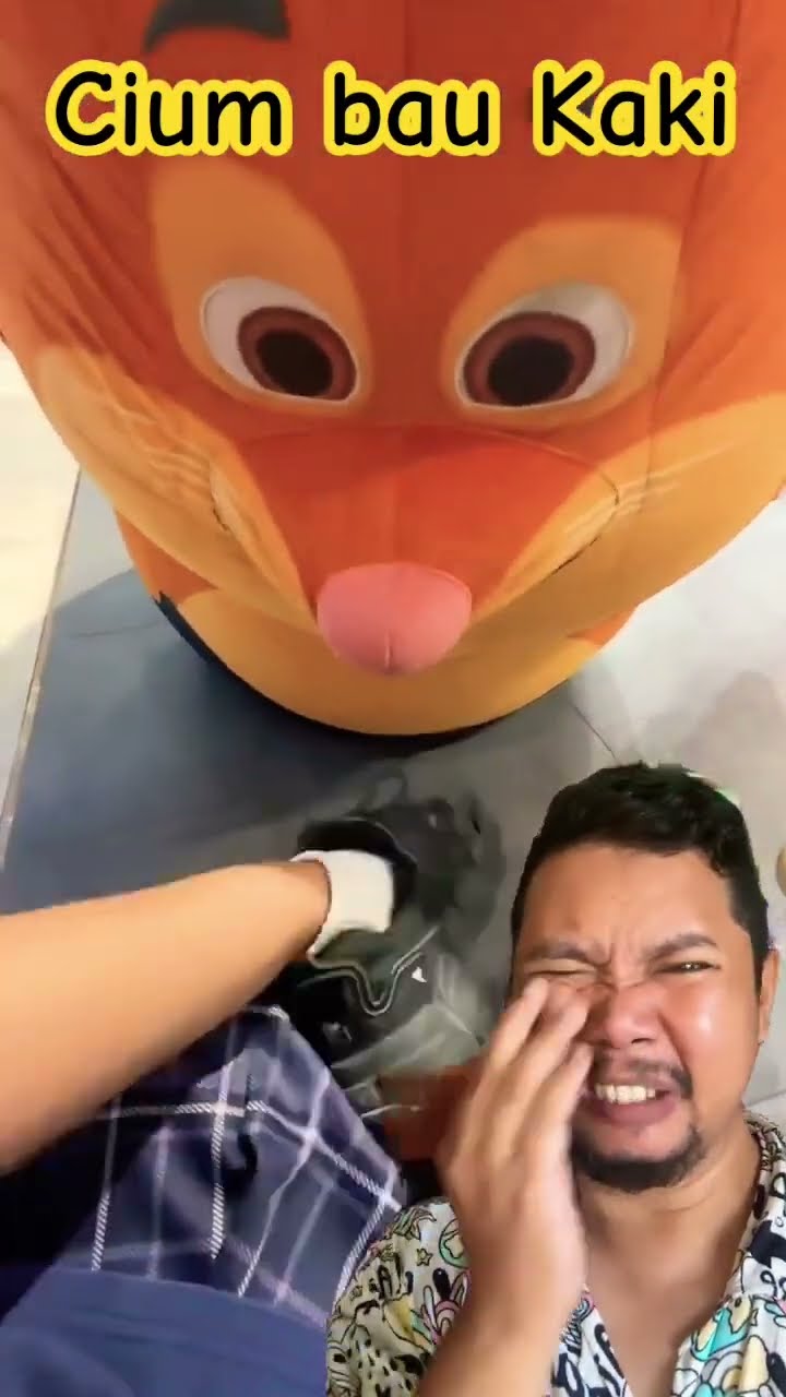 MASCOT SUKA CIUM BAU KAKI!!!?? #shortsfeed #funny #shorts