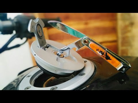 वीडियो: आप बिना चाबी के मोटरसाइकिल से बंद गैस कैप को कैसे हटाते हैं?