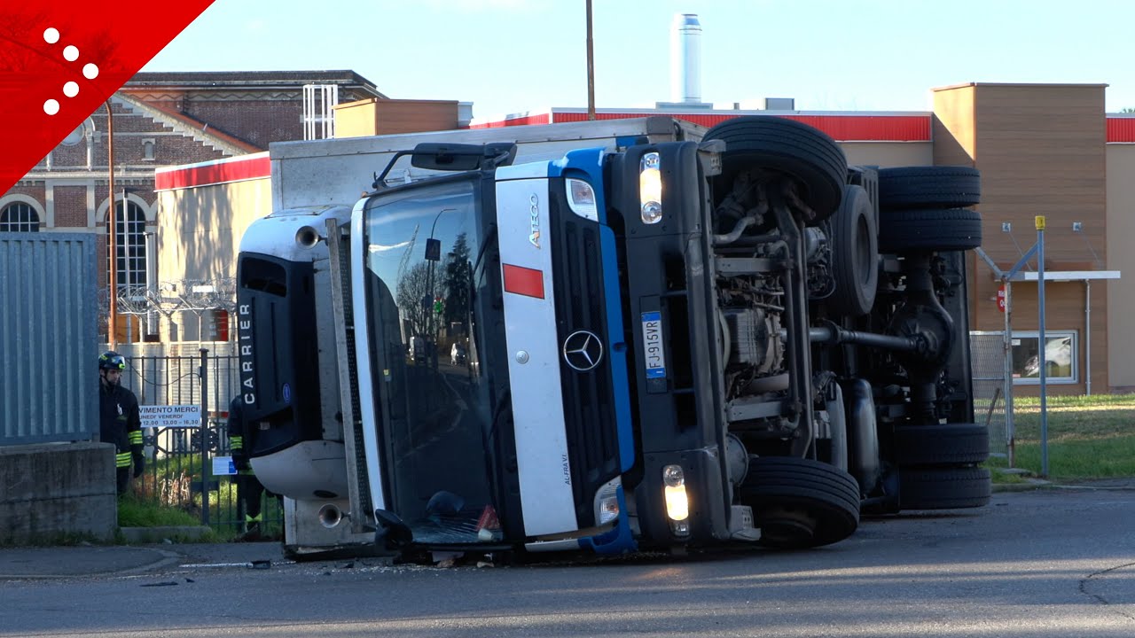 Camion ribaltato a Cislago (Varese): l'intervento dei vigili del fuoco dopo l'incidente